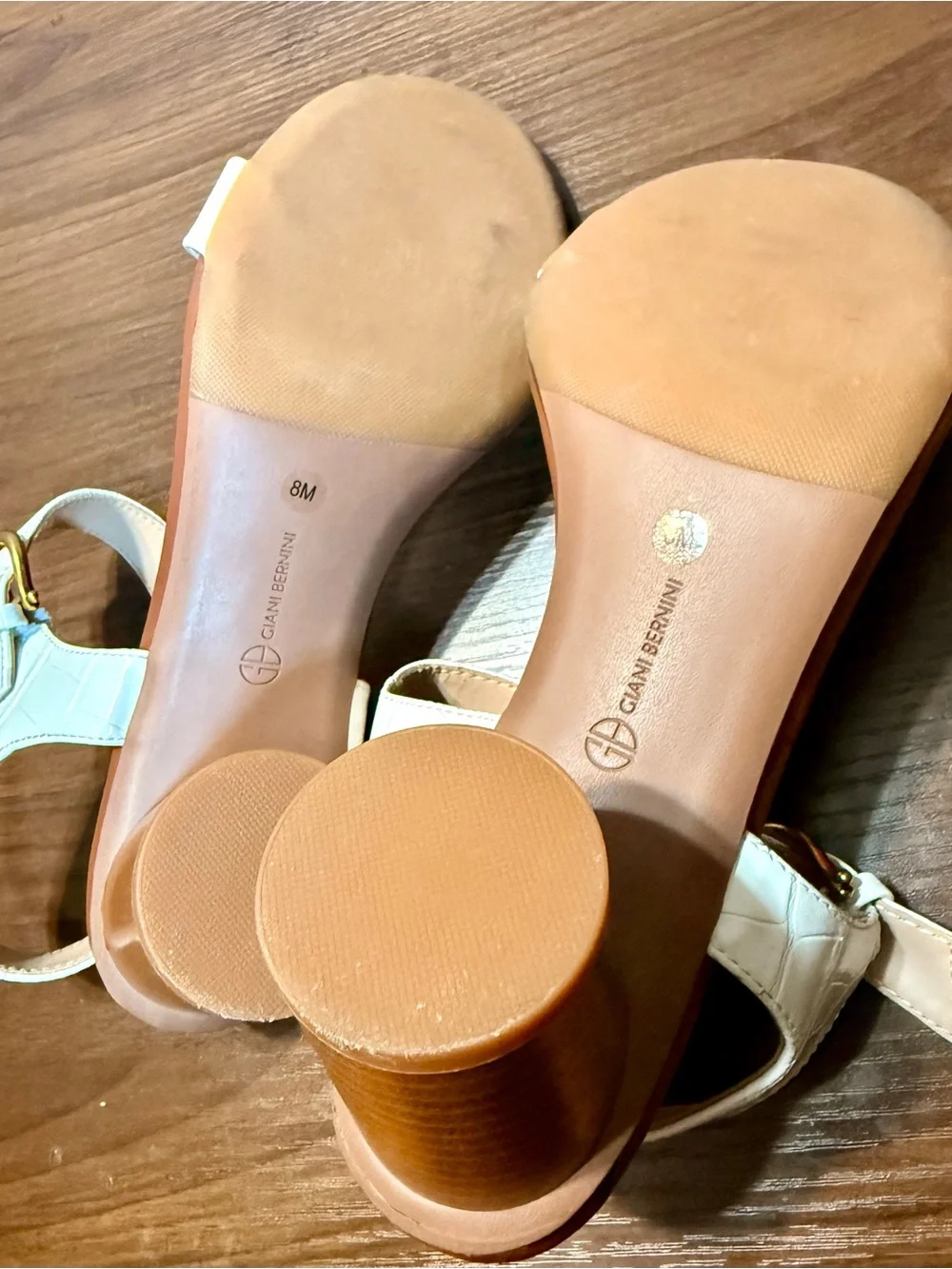 Giani Bernini White Croc-Embossed Block Heel Sandal with Gold Buckle size 8,